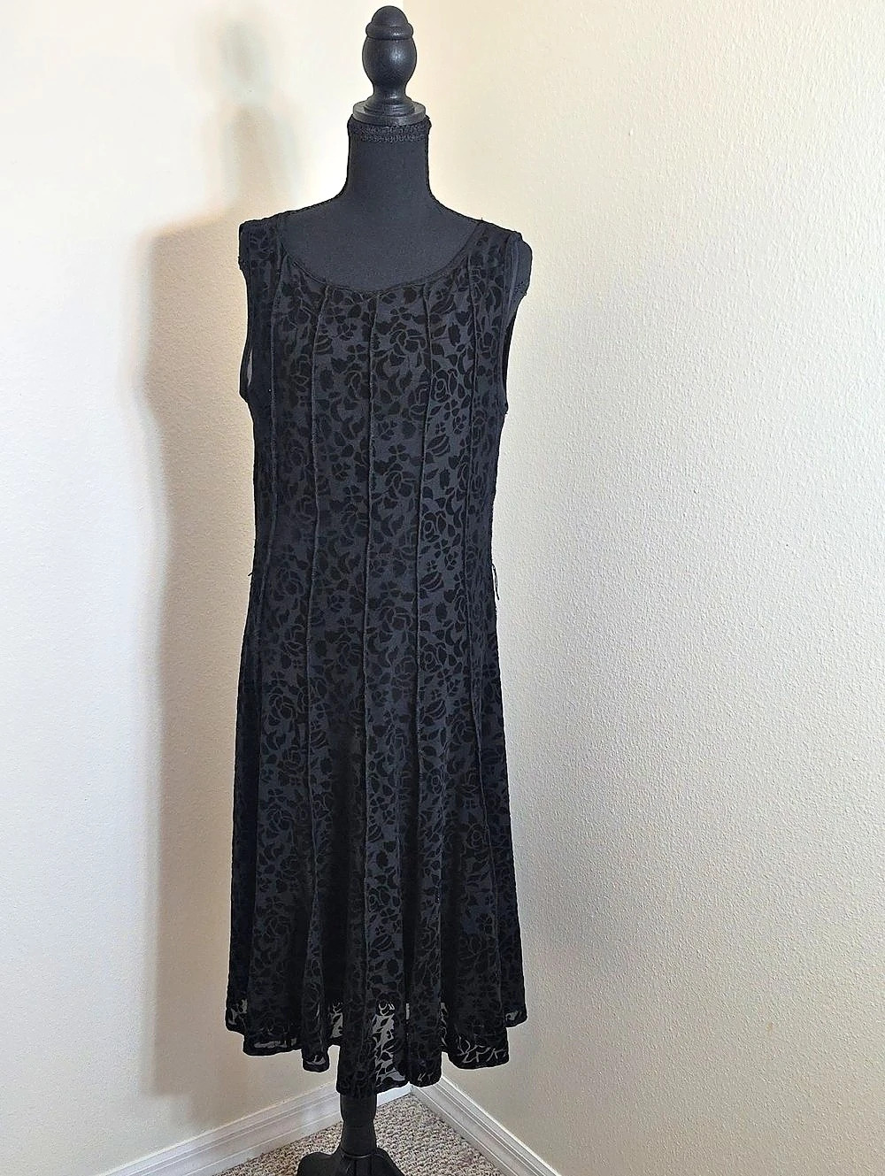 Haavi Floral Midi Dress Size Large in Black